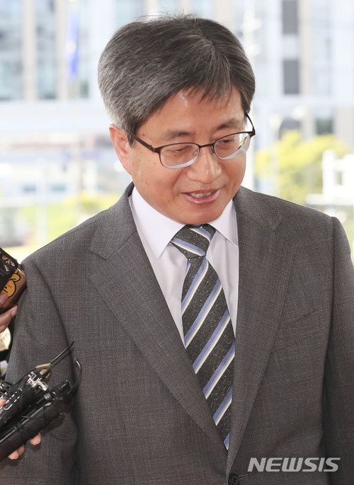 【서울=뉴시스】최진석 기자 = 김명수 대법원장이 12일 오전 서울 서초구 대법원으로 출근하며 취재진의 질문을 듣고 있다. 2018.06.12. myjs@newsis.com