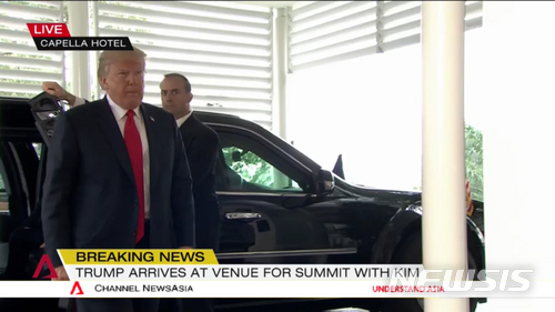 【서울=뉴시스】 12일 도널드 트럼프 미국 대통령이 북미정상회담이 열리는 싱가포르 센토사섬 카펠라 호텔에 도착하고 있다. 2018.06.12. (사진=채널아시아 방송 캡쳐) photo@newsis.com