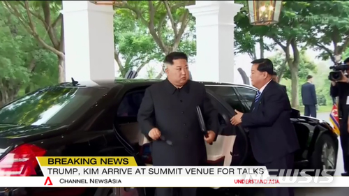 【서울=뉴시스】 12일 김정은 북한 국무위원장이 북미정상회담이 열리는 싱가포르 센토사섬 카펠라 호텔에 도착하고 있다. 2018.06.12. (사진=채널아시아 방송 캡쳐) photo@newsis.com