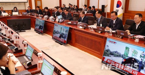 【서울=뉴시스】박진희 기자 = 문재인 대통령과 국무위원들이 12일 오전 청와대 세종실에서 국무회의에 앞서 북미 정상회담 생중계 방송을 시청하고 있다. 2018.06.12. pak7130@newsis.com