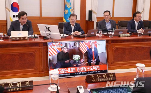 【서울=뉴시스】박진희 기자 = 문재인 대통령과 국무위원들이 12일 오전 청와대 세종실에서 국무회의에 앞서 북미 정상회담 생중계 방송을 시청하고 있다. 2018.06.12.pak7130@newsis.com