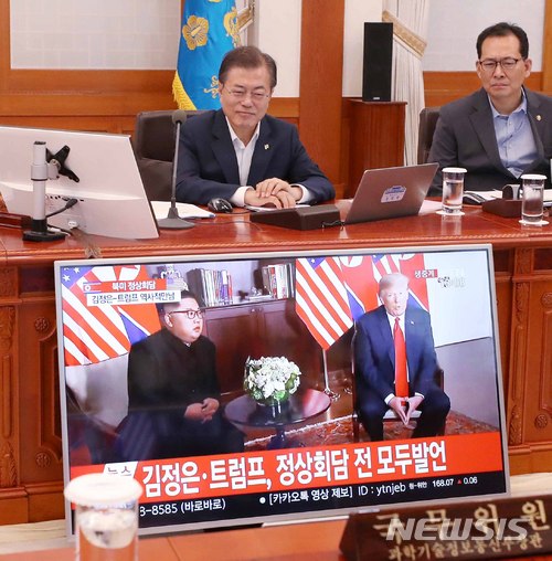 【서울=뉴시스】박진희 기자 = 문재인 대통령과 국무위원들이 12일 오전 청와대 세종실에서 국무회의에 앞서 북미 정상회담 생중계 방송을 시청하고 있다. 2018.06.12. pak7130@newsis.com