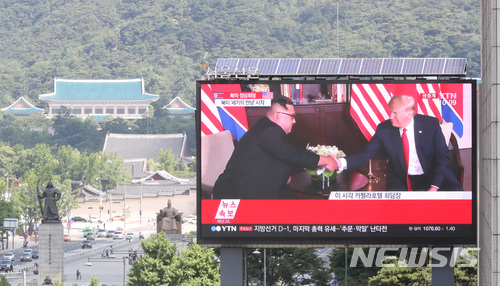 【서울=뉴시스】전진환 기자 = 12일 오전 도널드 트럼프 미국 대통령과 김정은 북한 김정은 북한 국무위원장의 정상회담 뉴스가 나오는 서울 프레스센터 전광판 너머로 청와대가 보이고 있다. 2018.06.12. amin2@newsis.com