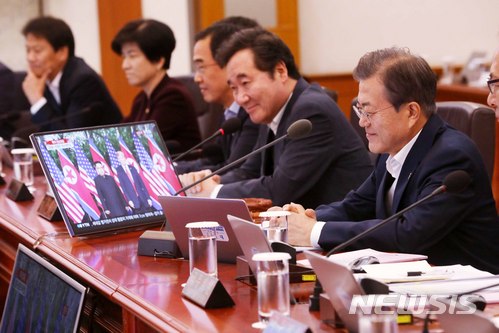 【서울=뉴시스】박진희 기자 = 문재인 대통령과 국무위원들이 12일 오전 청와대 세종실에서 국무회의에 앞서 북미 정상회담 생중계 방송을 시청하고 있다. 2018.06.12. pak7130@newsis.com