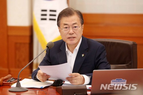 【서울=뉴시스】박진희 기자 = 문재인 대통령이 12일 오전 청와대 세종실에서 열린 국무회의를 주재하고 있다. 문 대통령은 이날 국무회의를 시작하기 전 참석자들과 북미 정상회담 생중계를 20분간 시청했다. 2018.06.12.pak7130@newsis.com