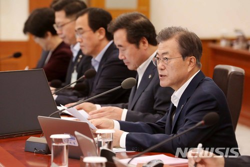 【서울=뉴시스】박진희 기자 = 문재인 대통령이 12일 오전 청와대 세종실에서 열린 국무회의를 주재하고 있다. 2018.06.12. pak7130@newsis.com