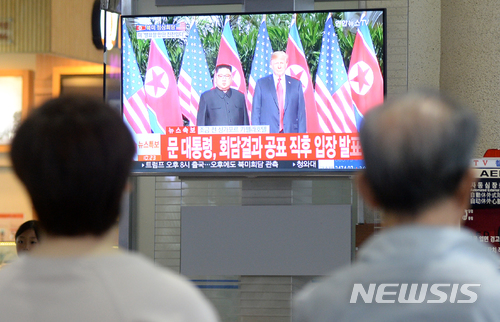 【전주=뉴시스】 김얼 기자 = 12일 전북 전주시 덕진구 전주역 대합실에서 북-미 정상회담을 관람하기 위해 대합실에 모여든 시민들이 TV를 시청하고 있다. 2018.06.12pmkeul@newsis.com