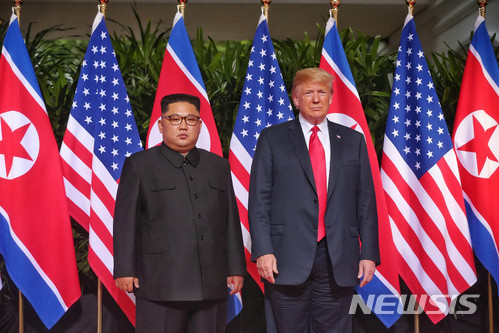 【서울=뉴시스】 역사적 첫 북미정상회담이 열린 12일 오전 회담장인 카펠라 호텔에 북한 김정은 위원장과 미국 트럼프 대통령이 회담을 위해 만나고 기념촬영을 하고 있다. 2018.06.12. (사진=싱가포르 통신정보부 제공)&nbsp; photo@newsis.com