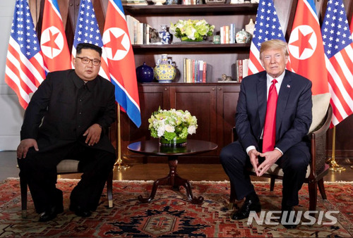 【서울=뉴시스】 역사적 첫 북미정상회담이 열린 12일 오전 회담장인 카펠라 호텔에서 북한 김정은 위원장과 미국 트럼프 대통령이 단독회담장에서 기념촬영을 하고 있다. 2018.06.12. (사진=Dan Scavino Jr 트위터캡쳐)photo@newsis.com