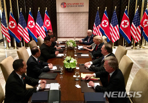【서울=뉴시스】 역사적 첫 북미정상회담이 열린 12일 오전 회담장인 카펠라 호텔에서 많은 북한 김정은 위원장과 미국 트럼프 대통령이 참석자들과 확대회담을 하고 있다. 왼쪽부터 시계방향으로 북한 리용호 외무상, 김영철 노동당 대남담당 부위원장 겸 통일전선부장, 김정은 국무위원장, 김주성 통역관, 리수용 노동당 중앙위 부위원장 겸 국제부장, 미국 존 켈리 백악관 비서실장, 이연향 통역국장, 도널드 트럼프 대통령, 마이크 폼페이오 국무부 장관, 존 볼턴 백악관 국가안보보좌관. 2018.06.12. (사진=Dan Scavino Jr 트위터캡쳐)photo@newsis.com