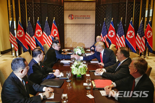 【서울=뉴시스】 역사적 첫 북미정상회담이 열린 12일 오전 회담장인 카펠라 호텔에서 많은 북한 김정은 위원장과 미국 트럼프 대통령이 참석자들과 확대회담을 하고 있다.  왼쪽부터 시계방향으로 북한 리용호 외무상, 김영철 노동당 대남담당 부위원장 겸 통일전선부장, 김정은 국무위원장, 김주성 통역관, 리수용 노동당 중앙위 부위원장 겸 국제부장, 미국 존 켈리 백악관 비서실장, 이연향 통역국장, 도널드 트럼프 대통령, 마이크 폼페이오 국무부 장관, 존 볼턴 백악관 국가안보보좌관. 2018.06.12. (사진=싱가폴 정보통신부 제공)photo@newsis.com