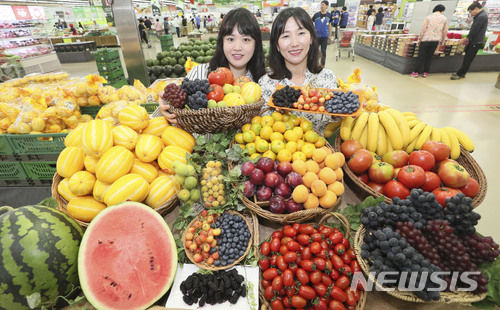 【서울=뉴시스】최진석 기자 = 12일 서울 서초구 하나로마트 양재점에서 모델들이 '여름 제철 보양식 과일 대전'의 과일을 선보이고 있다. 농협하나로마트 양재점에서는 참외, K토마토, 델라웨어, 바나나, 친환경(무농약) 블루베리, 감귤, 체리 등을 최대 34% 할인 판매한다. 2018.06.12. myjs@newsis.com