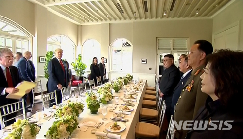 【싱가포르=AP/뉴시스】 도널드 트럼프 미국 대통령(왼쪽 가운데)과 김정은 북한 국무위원장이 12일 싱가포르 센토사 섬 카펠라 호텔에서 단독 회담과 확대정상회의를 마친 후 업무 오찬을 갖기 전 테이블을 사이에 두고 서있다. 2018.06.12