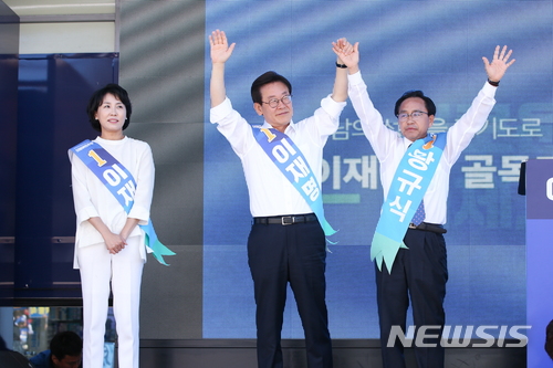 【서울=뉴시스】 이재명 더불어민주당 경기도지사 후보가 12일 경기도 연천군에서 왕규식 더불어민주당 연천군수 후보와 지지 호소를 하고 있다. 2018.06.12. (사진=이재명 후보 캠프 제공) photo@newsis.com