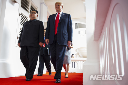【싱가포르=AP/뉴시스】김정은 북한 국무위원장(왼쪽)과 도널드 트럼프 미 대통령이 12일 싱가포르 센토사섬에 있는 카펠라 호텔 발코니를 따라 함께 걷고 있다. 2018.6.12