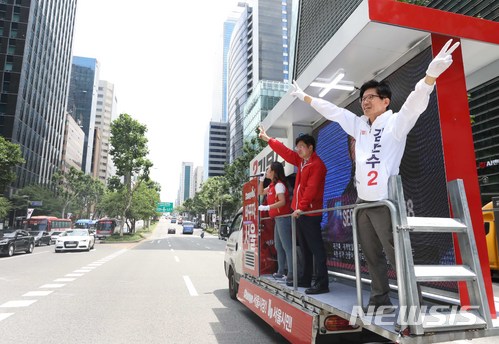 【서울=뉴시스】고승민 기자 = 제7회 전국동시지방선거 및 국회의원 재보궐선거를 하루 앞둔 12일 오후 자유한국당 김문수 서울시장 후보가 서울 강남역 사거리에서 유세를 마친 뒤 선릉역 방향으로 차량유세를 하고 있다. 2018.06.12. kkssmm99@newsis.com