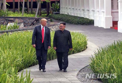 【서울=뉴시스】 12일 김정은 북한 국무위원장과 도널드 트럼프 미국 대통령이 싱가포르 센토사섬 카펠라 호텔에서 업무오찬을 한 뒤 산책하고 있다. 2018.06.12. (사진=스트레이츠타임스 홈페이지 캡쳐)&nbsp; photo@newsis.com