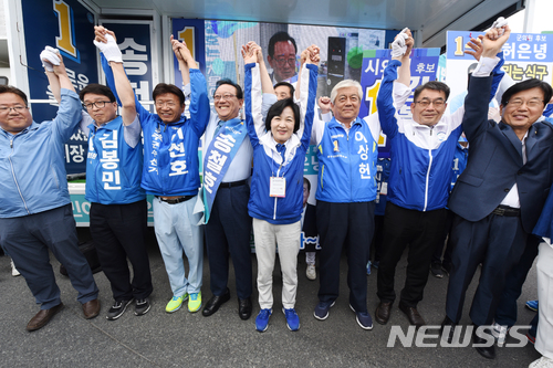 【울산=뉴시스】배병수 기자 = 더불어민주당 추미애(사진 오른쪽 네번째) 당대표가 12일 오후 울산시 울주군 언양터미널 사거리에서 송철호 울산시장 후보와 출마자들의 선거 지원유세에 앞서 승리를 다짐하고 있다. 2018.06.12.  bbs@newsis.com.