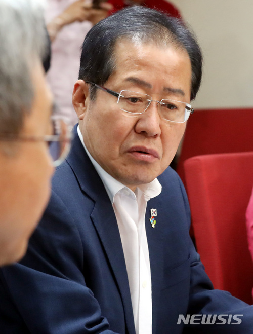 【서울=뉴시스】박영태 기자 = 12일 오후 서울 영등포구 여의도 자유한국당 당사에서 진행된 중앙선거대책위원회 회의에서 홍준표 대표가 발언을 하고 있다. 2018.06.12. since1999@newsis.com