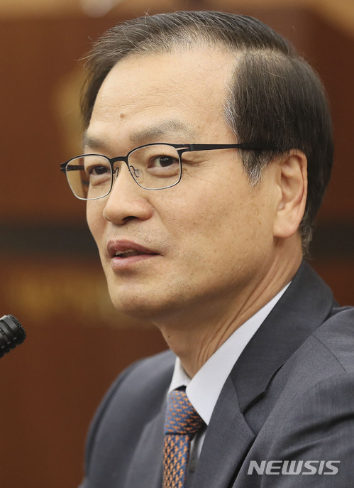 【서울=뉴시스】최진석 기자 = '드루킹 댓글조작 사건'을 수사할 허익범 특별검사가 12일 오후 서울 서초구 서울지방변호사회에서 열린 기자간담회에 참석해 발언을 하고 있다. 2018.06.12. myjs@newsis.com