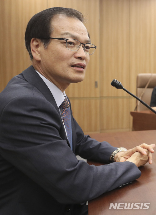 【서울=뉴시스】최진석 기자 = '드루킹 댓글조작 사건'을 수사할 허익범 특별검사가 지난 12일 오후 서울 서초구 서울지방변호사회에서 열린 기자간담회에 참석해 발언을 하고 있다. 2018.06.12. myjs@newsis.com