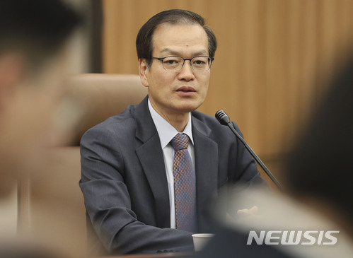 【서울=뉴시스】최진석 기자 = '드루킹 댓글조작 사건'을 수사할 허익범 특별검사가 12일 오후 서울 서초구 서울지방변호사회에서 열린 기자간담회에 참석해 발언을 하고 있다. 2018.06.12. myjs@newsis.com