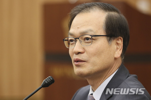 【서울=뉴시스】최진석 기자 = '드루킹 댓글조작 사건'을 수사할 허익범 특별검사가 지난 12일 오후 서울 서초구 서울지방변호사회에서 열린 기자간담회에 참석해 발언을 하고 있다. 2018.06.12. myjs@newsis.com