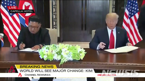 【서울=뉴시스】 12일 김정은 북한 국무위원장과 도널드 트럼프 미국 대통령이 싱가포르 센토사섬 카펠라 호텔에서 북미정상회담 합의문 서명을 하고 있다. 2018.06.12. (사진=채널아시아 방송 캡쳐) photo@newsis.com