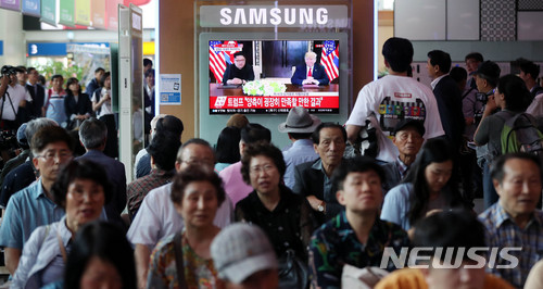 【서울=뉴시스】추상철 기자 = 북미 정상회담이 열린 12일 오후 서울 용산구 서울역에서 많은 시민들이 모여 북미정상회담 서명식 TV생중계를 시청하고 있다. 2018.06.12. scchoo@newsis.com