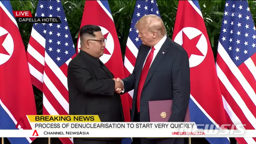【서울=뉴시스】 12일 김정은 북한 국무위원장과 도널드 트럼프 미국 대통령이 싱가포르 센토사섬 카펠라 호텔에서 북미정상회담 합의문 서명을 한 뒤 악수하고 있다. 2018.06.12. (사진=채널아시아 방송 캡쳐)&nbsp; photo@newsis.com