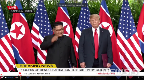 【서울=뉴시스】 12일 김정은 북한 국무위원장과 도널드 트럼프 미국 대통령이 싱가포르 센토사섬 카펠라 호텔에서 북미정상회담 합의문 서명을 한 뒤 취재진의 질문에 답하고 있다. 2018.06.12. (사진=채널아시아 방송 캡쳐) photo@newsis.com