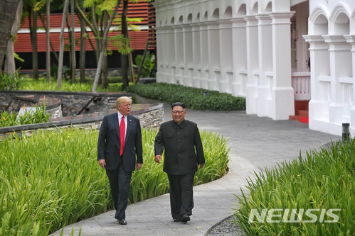 【서울=뉴시스】 12일 김정은 북한 국무위원장과 도널드 트럼프 미국 대통령이 싱가포르 센토사섬 카펠라 호텔에서 업무오찬을 한 뒤 산책하고 있다. 2018.06.12. (사진=싱가포르 통신정보부 제공)photo@newsis.com