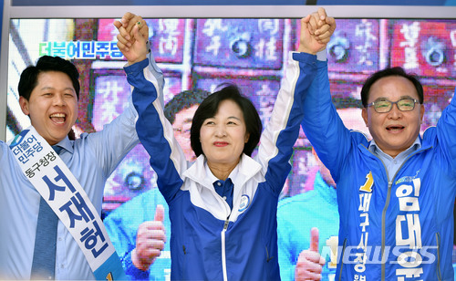 【대구=뉴시스】우종록 기자 = 더불어민주당 추미애 대표가 12일 오후 대구시 동구 신천동 신세계백화점 앞에서 민주당 유세차량에 올라 유권자에게 지지를 호소하고 있다. 2018.06.12. wjr@newsis.com