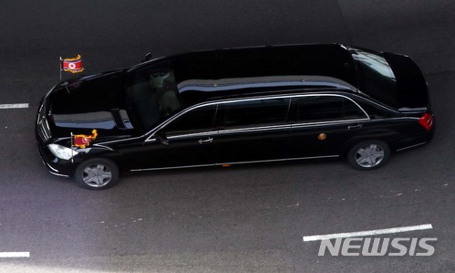 【싱가포르=뉴시스】조성봉 기자 = 김정은 북한 국무위원장 차량이 12일 오후 싱가포르 센토사섬 카펠라호텔에서 도널드 트럼프 미국 대통령과 북미정상회담을 마치고 숙소로 향하고 있다. 2018.06.12.suncho21@newsis.com