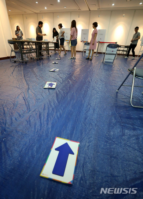 【서울=뉴시스】김선웅 기자 = 6.13 전국동시지방선거를 하루 앞둔 12일 오후 서울 금천구 금나래아트홀에 설치된 시흥제1동 제1투표소에서 관계자들이 설치작업을 진행하고 있다. 2018.06.12.&nbsp; mangusta@newsis.com