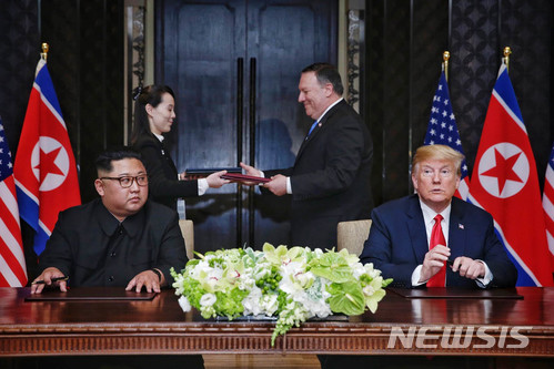 【서울=뉴시스】 12일 김정은 북한 국무위원장과 도널드 트럼프 미국 대통령이 싱가포르 센토사섬 카펠라 호텔에서 북미정상회담 합의문 서명식을 갖고 있다.&nbsp; 2018.06.12.&nbsp; (사진=싱가포르 통신정보부 제공)photo@newsis.com