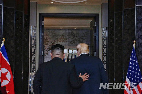 【서울=뉴시스】 지난 12일 김정은 북한 국무위원장과 도널드 트럼프 미국 대통령이 싱가포르 센토사섬 카펠라 호텔에서 북미정상회담 합의문 서명하고 서명식장을 나서고 있다. 2018.06.12. (사진=싱가포르 통신정보부 제공)photo@newsis.com