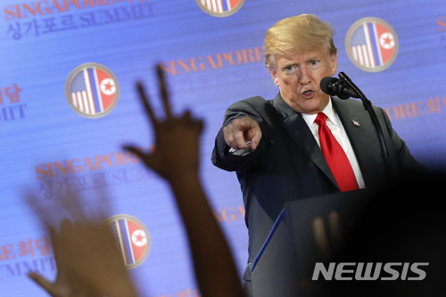 【싱가포르=AP/뉴시스】도널드 트럼프 미 대통령이 12일 싱가포르 카펠라 호텔에서 김정은 북한 국무위원장과의 첫 정상회담을 마친 후 가진 기자회견에서 질문자를 지정하고 있다. 2018.6.12