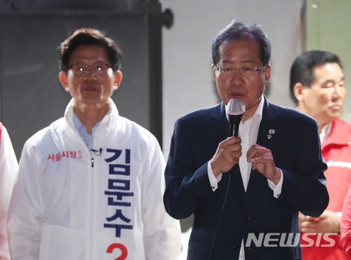 【서울=뉴시스】고승민 기자 = 제7회 전국동시지방선거 및 국회의원 재보궐선거를 하루 앞둔 12일 저녁 자유한국당 홍준표 대표가 서울 대한문 앞에서 열린 김문수 서울시장 후보의 유세현장을 찾아 발언하고 있다. 2018.06.12. kkssmm99@newsis.com