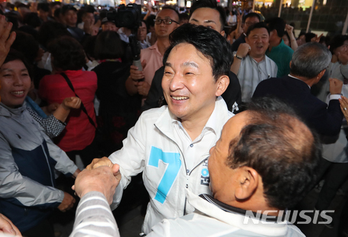 【제주=뉴시스】우장호 기자 = 무소속 원희룡 제주지사 후보가 12일 오후 제주시청 인근에서 마지막 총력 유세에 나서 지지자들과 인사를 나누고 있다. 이 자리에서 원 당선자는 "당선되면 적폐세력을 척결하겠다"고 약속했다.(뉴시스 DB)