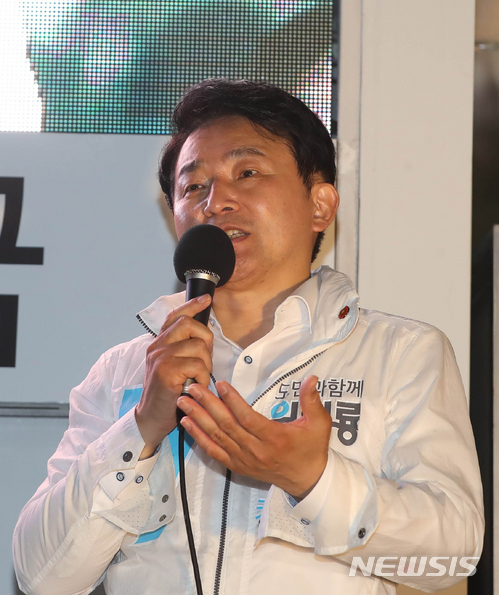 【제주=뉴시스】우장호 기자 = 무소속 원희룡 제주지사 후보가 12일 오후 제주시청 인근에서 마지막 총력 유세에 나서 지지를 호소하고 있다. 2018.06.12.&nbsp; woo1223@newsis.com