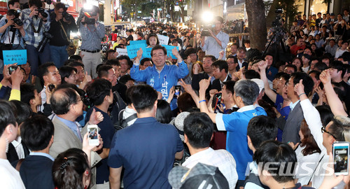 【서울=뉴시스】홍효식 기자 = 제7회 전국동시지방선거 및 국회의원 재·보궐선거를 하루 앞둔 12일 오후 서울 중구 명동 눈스퀘어 앞에서 열린 더불어민주당 집중유세에서 박원순 서울시장 후보가 엄지손가락을 치켜세우고 있다. 2018.06.12. yesphoto@newsis.com