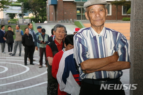 【원주=뉴시스】권순명 기자 = 6·13 지방선거 날인 13일 오전 강원 원주시 우산초등학교 1층 체육관에 설치된 투표소에서 투표자들이 투표시간 30분 전에 투표를 하기 위해  대기 하고 있다.2018.06.13.gsm@newsis.com