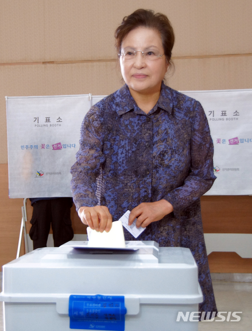 【김해=뉴시스】김상우 기자 = 고(故) 노무현 전 대통령의 부인인 권양숙 여사는 13일 오전 8시 경남 김해시 진영읍 제7투표소에서 투표권을 행사했다. 권 여사는 이날 수행원과 투표소에 도착해 투표한 뒤 별다른 말없이 돌아갔다. 2018.06.13&nbsp; woo@newsis.com 