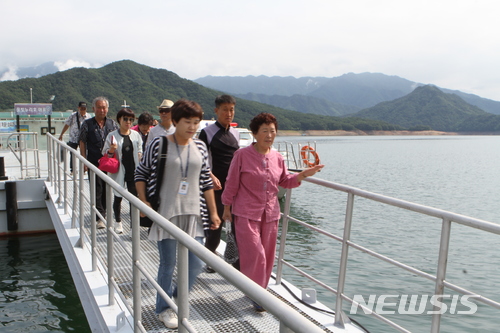 【화천=뉴시스】한윤식 기자 = 6.13 지방선거 투표일인 13일 육지속의 섬마을로 불리우는 강원 화천 파로호 동촌마을 주민들이 소중한 한표의 주권을 행사하기 화천군선거관리위원회가 마련한 배를 이용해 투표소를 찾고 있다.2018.06.13.&nbsp; ysh@newsis.com 