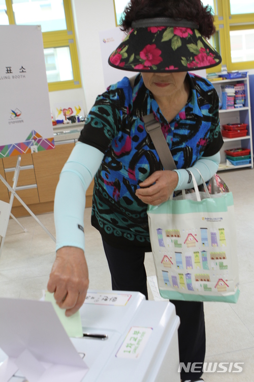 【화천=뉴시스】한윤식 기자 = 6.13 지방선거 투표일인 13일 육지속의 섬마을로 불리우는 강원 화천 파로호 동촌마을 주민들이 화천읍 풍산초등학교에 마련된 화천읍 제3투표소에서 소중한 한표의 주권을 행사하고 있다.2018.06.13.&nbsp; ysh@newsis.com 