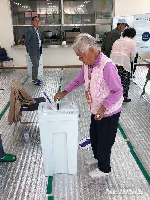 【옥천=뉴시스】이성기 기자 = 충북 옥천 최고령 유권자인 이용금(114) 할머니가 13일 오전 예곡신문화공간에 마련된 청산면 2투표소를 찾아 소중한 한 표를 행사하고 있다.2018.06.13(사진=옥천군 제공) sklee@newsis.com&nbsp; 