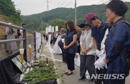 【양주=뉴시스】홍미선 기자 = 13일 오전 경기 양주시 광적면 효촌리 56번 국도 사고현장에서 추모객들이 헌화를 하고 있다. 2018.6.13.beautifulsun@newsis.com