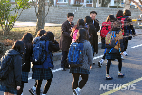 【제주=뉴시스】이석문 제주도교육감 당선인이 지난 2015년 3월 제주시 신성여자고등학교 새학기 아침 등굣길에서 학생들과 인사를 나누고 있다. (사진=이석문 선거캠프 제공) photo@newsis.com