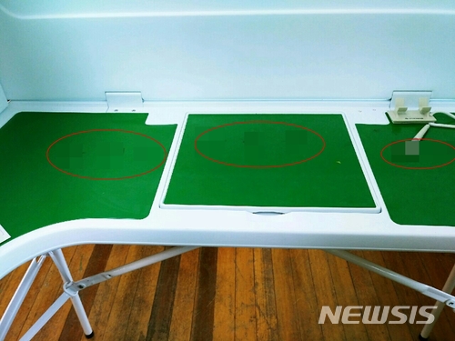 【전주=뉴시스】강인 기자 = 13일 전북 순창군 한 투표소에서 후보자의 이름(빨간 원)을 적은 기표소가 발견돼 선관위가 조사에 나섰다.사진은 해당 기표소 모습이다. 2018.06.13 (사진=독자 제공)kir1231@newsis.com